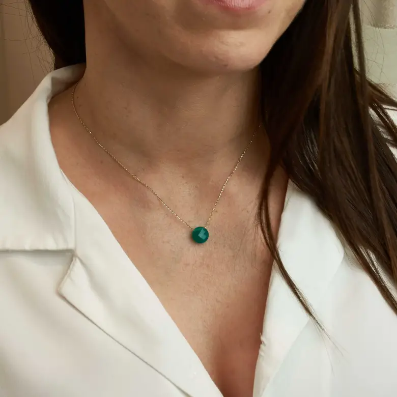 Złoty naszyjnik z zielonym kamieniem Złoty naszyjnik z zielonym kamieniem